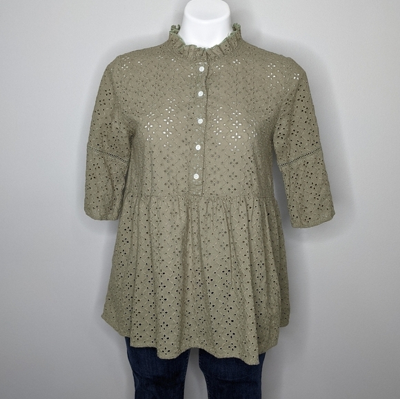 ✨3/$15 A Dip Of Darling olive green eyelet lace top M - Picture 1 of 7